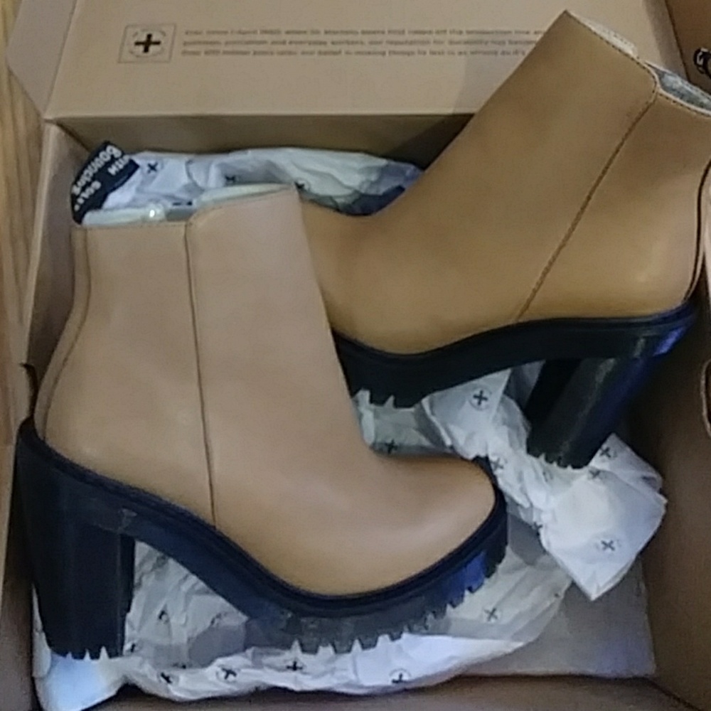 Magdalena Tan Dr. Martens AirWair